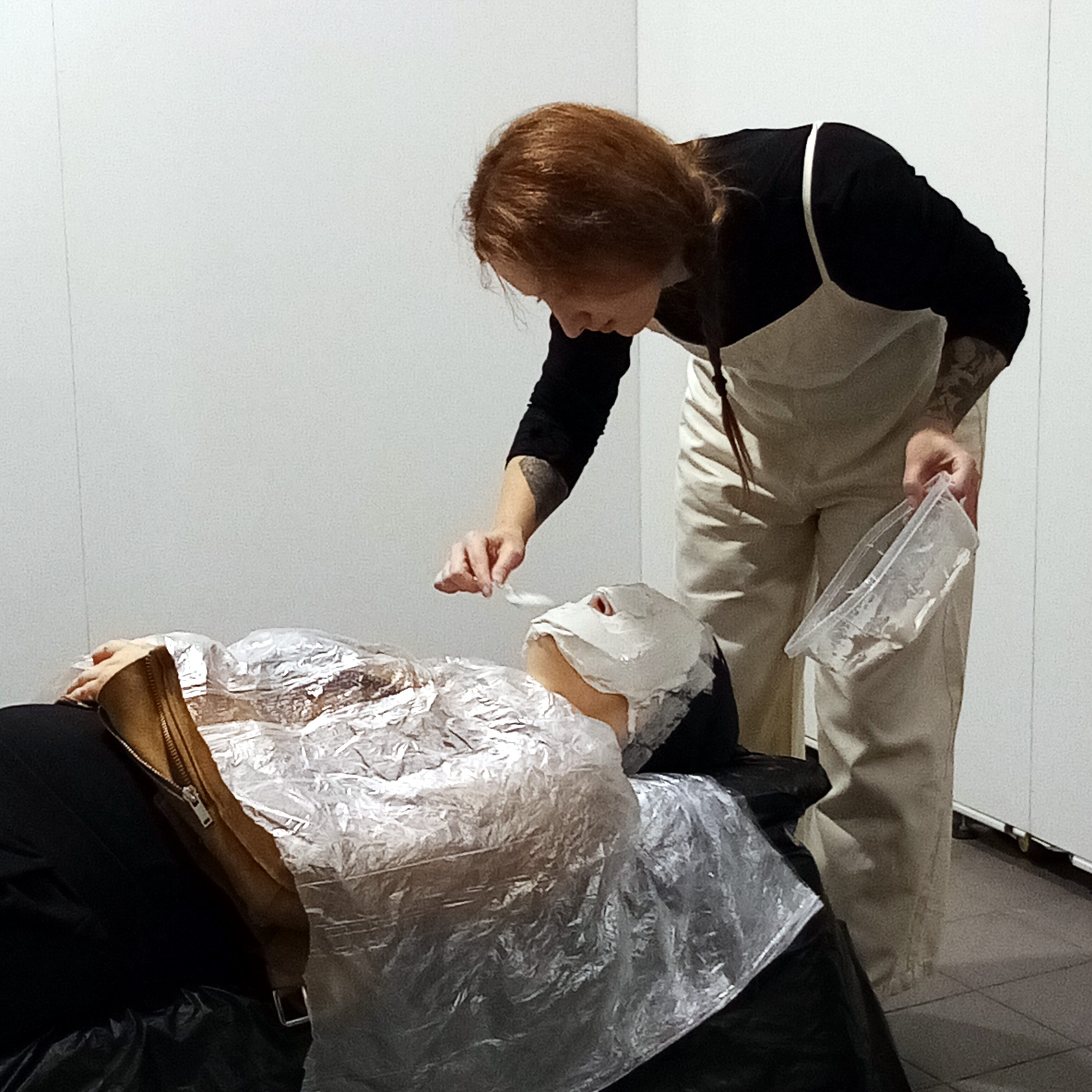 Artistic happening by Gaya Lastovjak at the 20th Warsaw Art Fair. Happening artystyczny, sztuka obserwacyjna, widz jako dzieło sztuki.