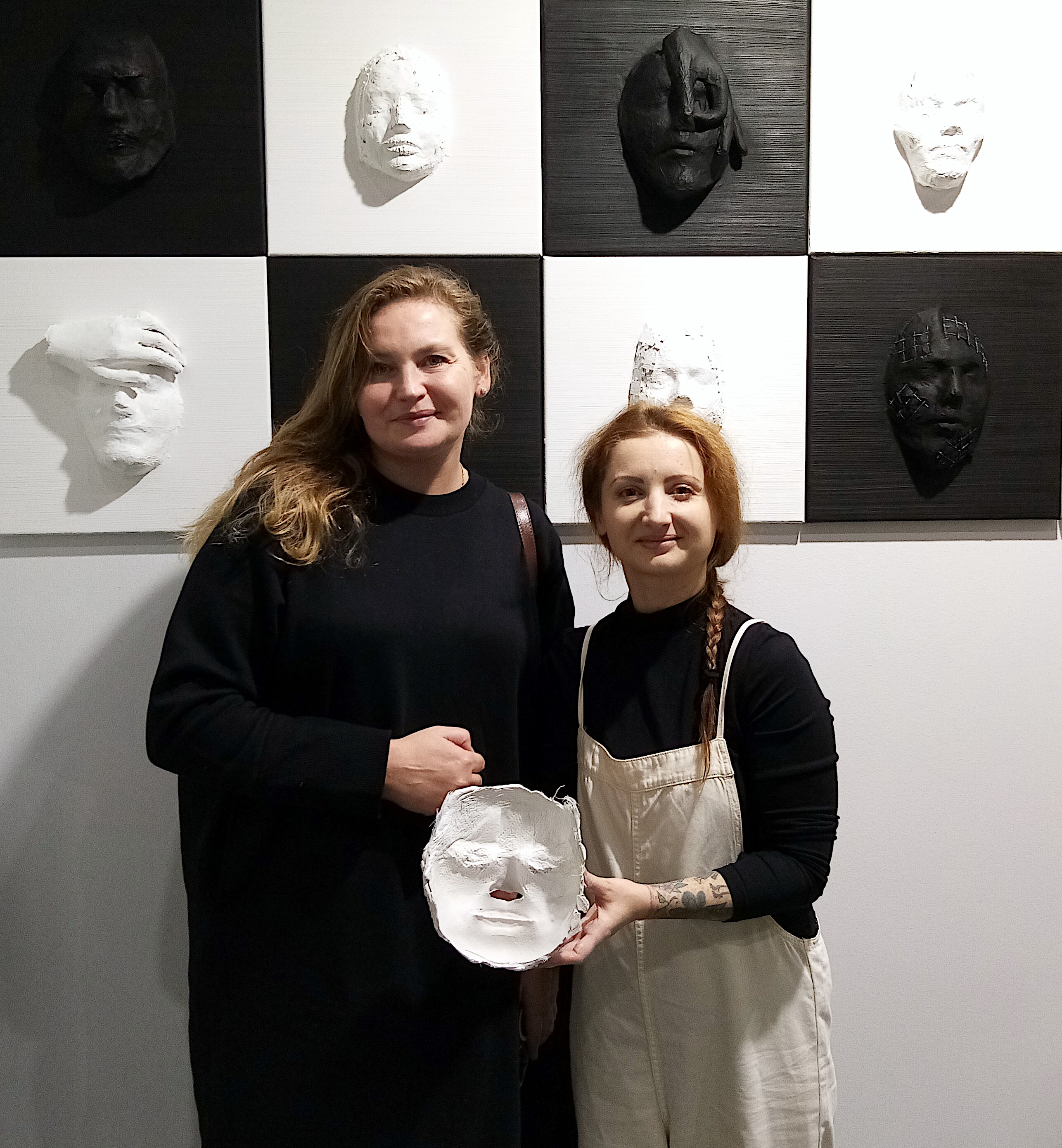 Gaya Lastovjak with art consultant Oksana Agnieszka Zendarska at the 20th Warsaw Art Fair. Solo booth presentation, 3D paper-mâché art. Artystka z Oksaną Agnieszką Żendarską na 20. Warszawskich Targach Sztuki. Prezentacja rzeźby z papier-mâché, rynek sztuki.