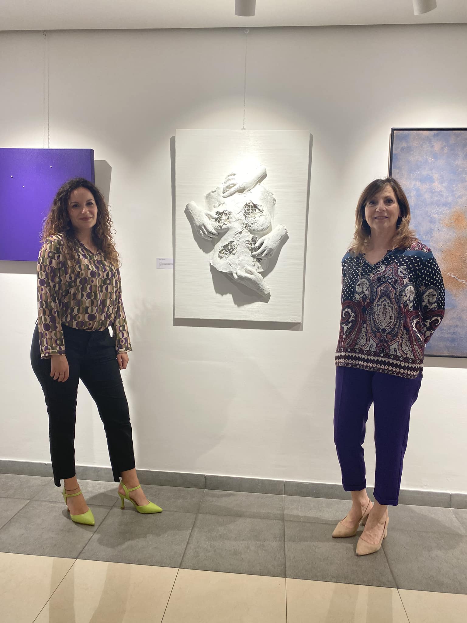 Gaya Lastovjak, contemporary art exhibition at Museo Venanzo Crocetti Rome. Trójwymiarowe białe obrazy olejne, rzeźba z papier-mâché, white 3D oil painting.