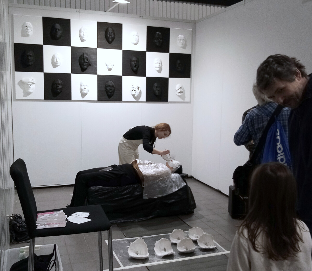 Gaya Lastovjak casting human faces in plaster for 3D sculptures. Artistic process, handmade papier-mâché technique. Odlewanie ludzkich twarzy w gipsie, proces twórczy, rzeźba figuratywna, emocje.